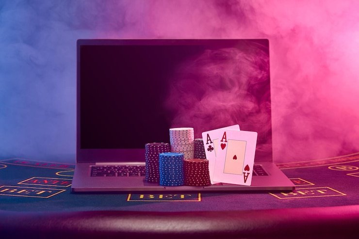 Aplikasi mobile ratu toto menampilkan permainan Gaple dengan fitur chat